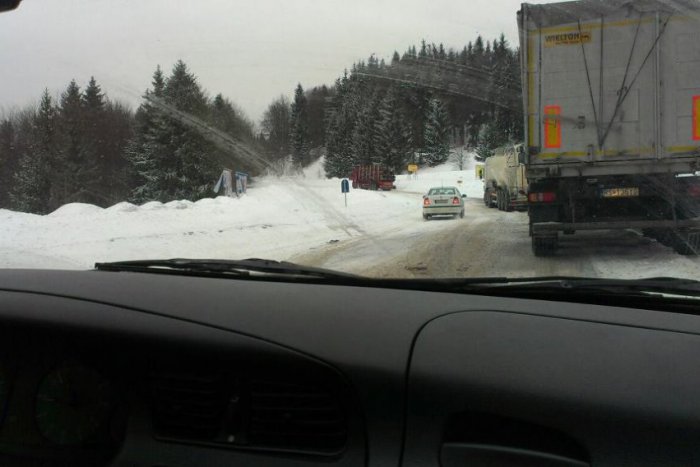 Ilustračný obrázok k článku OBRAZOM: Cestári na Dobšinskom kopci namiesto plátania dier odpratávajú sneh