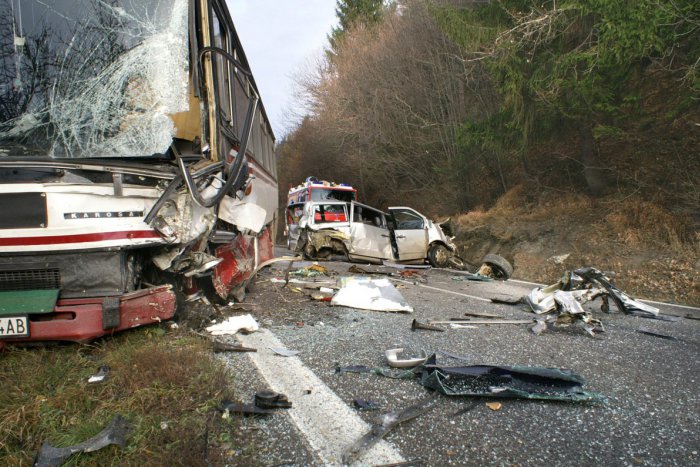 Ilustračný obrázok k článku Hrozivá nehoda pri Rožňave: Vodič (40) vrazil do autobusu, skončil v priekope