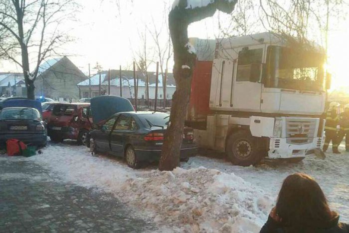 Ilustračný obrázok k článku Vážna nehoda v Tornali: Autá zrazili na zastávke viacero ľudí, na mieste sú záchranári!