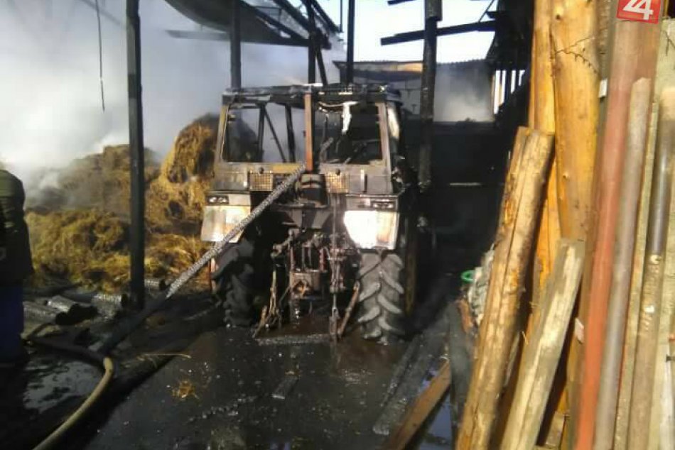Ilustračný obrázok k článku Požiar v Štítniku: Horela hospodárska budova aj traktor, FOTO!