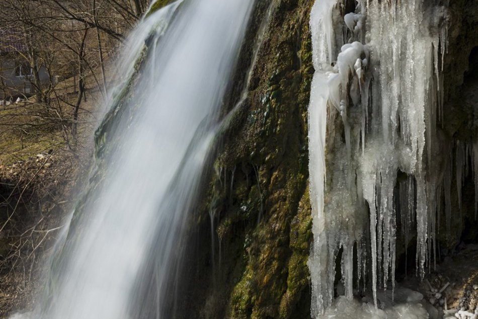 Obrazom: Vodopád v Hrhove zdobia ľadové cencúle