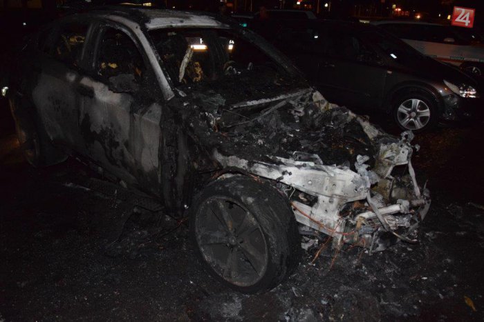 Ilustračný obrázok k článku Odparkovaný fiat čelil požiaru: Rožňavčan Ján (39) podpálil auto bábikou!