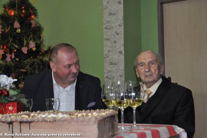 Ilustračný obrázok k článku Najstarší občan Rožňavy: Oslávenec Jozef (100) neodolá dobrému vínku ani príjemnej prechádzke