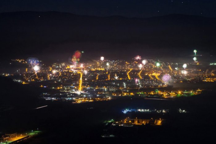 Ilustračný obrázok k článku Foto, Video: Nový rok na námestí, nechýbal ani parádny ohňostroj