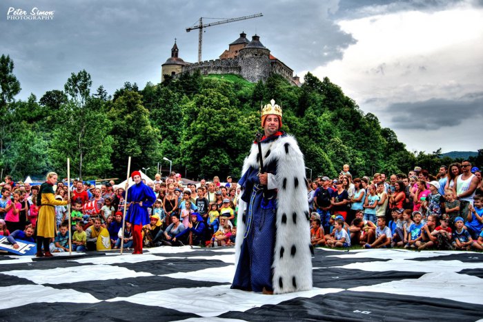 Ilustračný obrázok k článku Krásnohorské hradné hry prilákali aj návštevníkov zo zahraničia: Najviac zaujal živý šach, FOTO