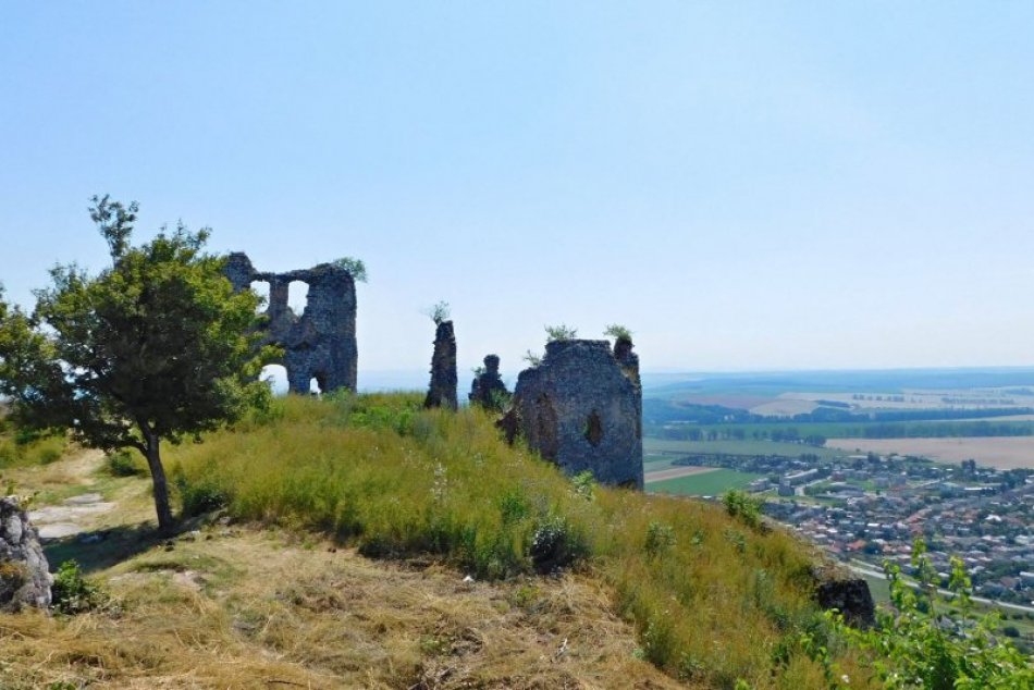 Ilustračný obrázok k článku Výhľad z Turnianskeho hradu stojí za to: Okolitá príroda ako na dlani, FOTO