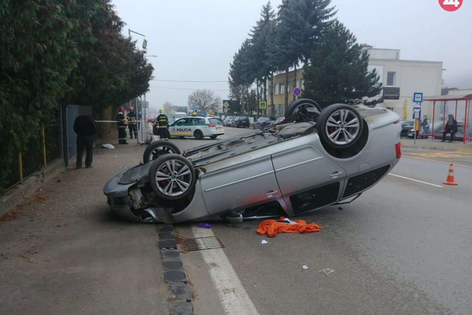 Ilustračný obrázok k článku Dopravná nehoda v Rožňave: Auto po náraze na streche