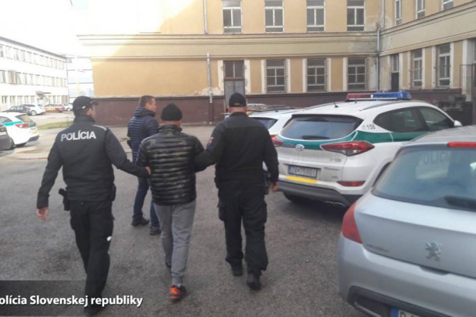 Ilustračný obrázok k článku Domové prehliadky v okrese Rožňava: Sledujte, na čo prišli policajti! FOTO