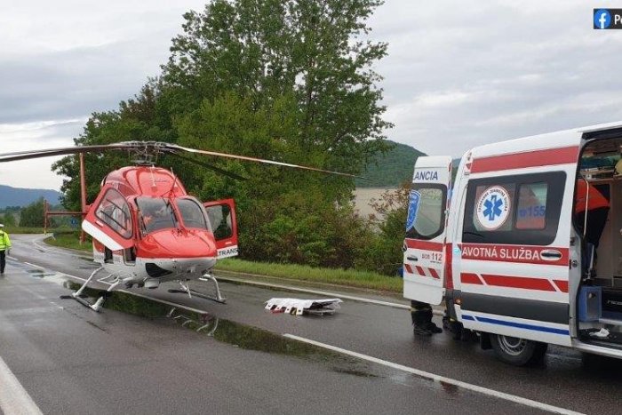 Ilustračný obrázok k článku Polícia o čelnej zrážke pri Rožňave: Zranilo sa 5 ľudí, zasahoval vrtulník