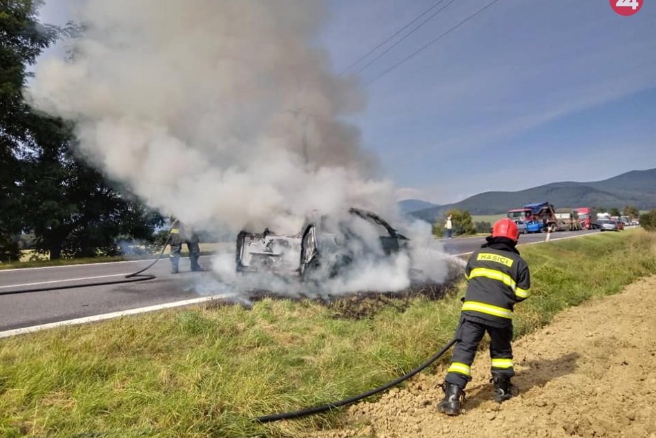 Ilustračný obrázok k článku Auto zhorelo do tla: Posádke pomáhal vojak, FOTO