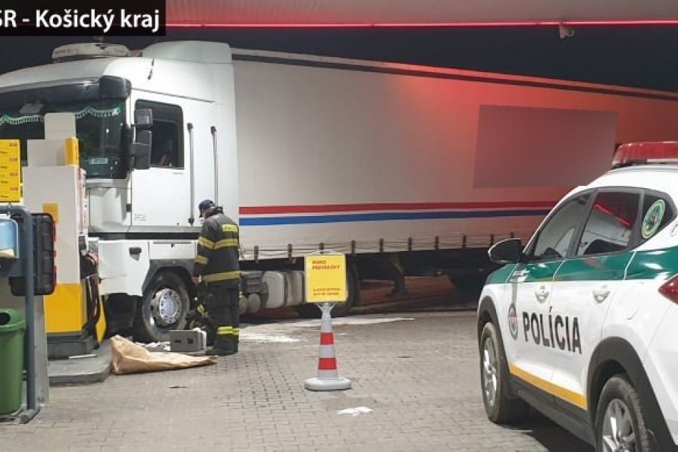 Ilustračný obrázok k článku Kamionista napálil  do čerpacej stanice v Rožňave: Policajti mu dali rovno fúkať, FOTO
