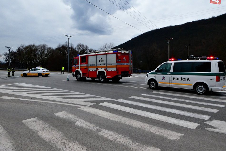 Obrazom: Zrážka vozidiel v Plešivci