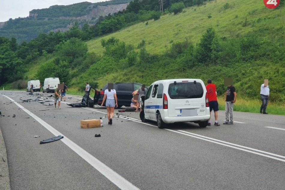 Obrazom: Dopravná nehoda pri Slavci, zrazilo sa 6 vozidiel