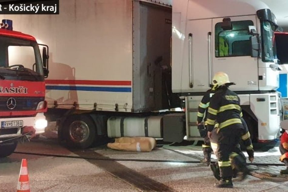 Obrazom: Kamionista to neodhadol a napálil rovno do benzínky v Rožňave